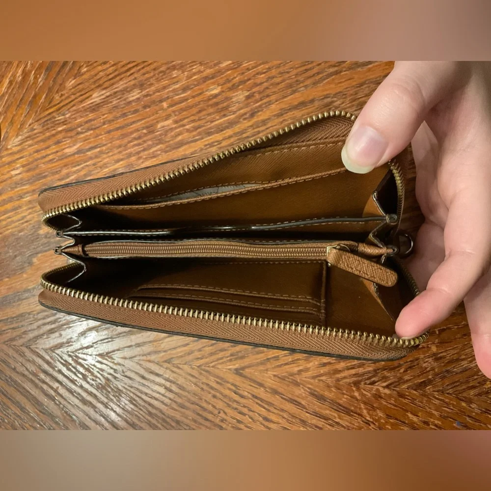 Michael Kors Brown Gold Zipper Wallet!